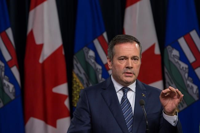 Alberta premier hands out earplugs during debate on bill affecting union rights | iNFOnews.ca