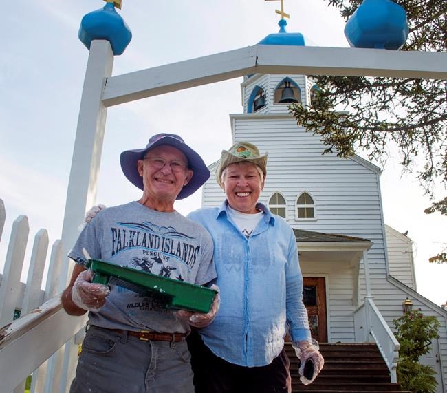 Stranded Alaska ferry visitors keep busy by painting fence | iNFOnews.ca Stranded Alaska ferry visitors keep busy by painting fence | iNFOnews.ca