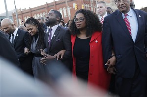 Oprah Winfrey, other 'Selma' stars march in Alabama in honour of Martin Luther King Jr. | iNFOnews.ca CP31533844