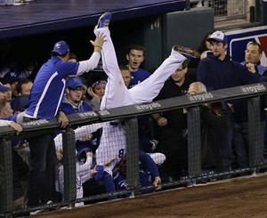 Moustakas makes tumbling grab, Royals move to brink of World Series with 2-1 win over Orioles | iNFOnews.ca CP30287636