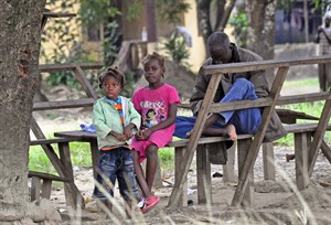 Ebola health workers battle death, heat, rumours in desperate struggle to save patients | iNFOnews.ca CP29536684
