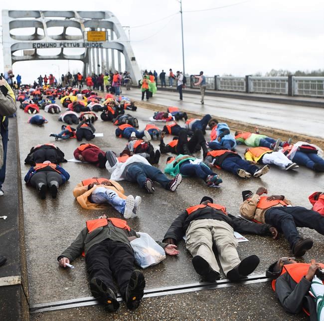 Democratic presidential hopefuls honour Selma march | iNFOnews.ca