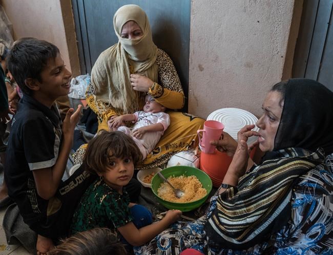 Iraqis flee Mosul campaign for packed and underequipped camp | iNFOnews.ca