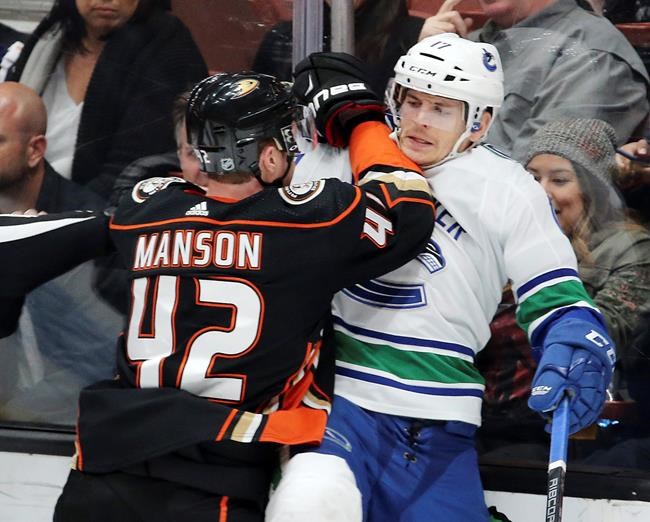 Ducks extend Canucks' scoreless streak with 3-0 win | iNFOnews.ca