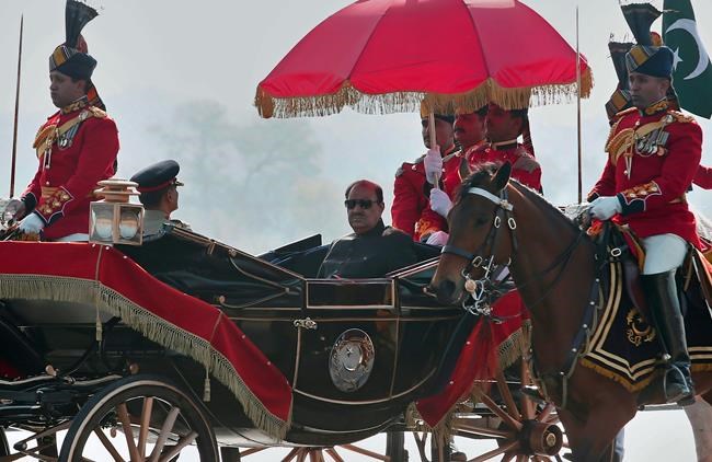 Pakistani president at military parade offers talks to India | iNFOnews.ca