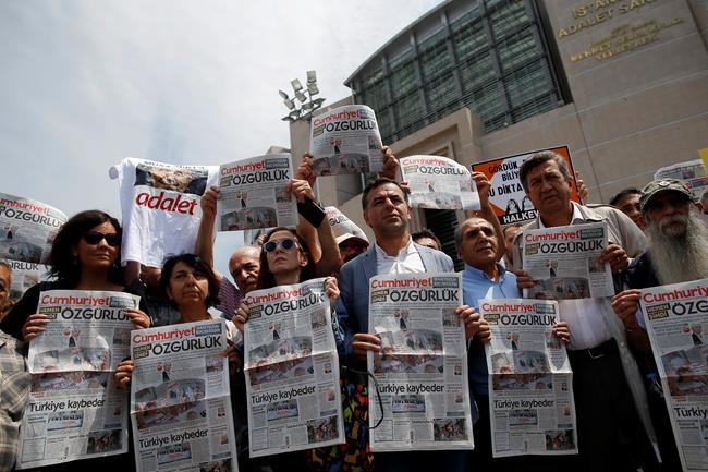 7 staff members of opposition newspaper leave Turkish jail | iNFOnews.ca
