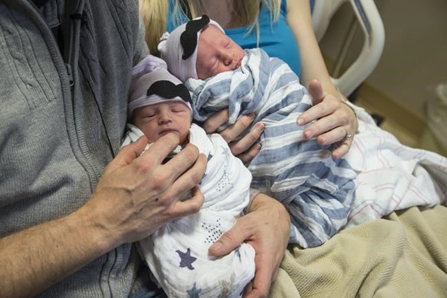 Twins delivered minutes apart have different birth years | iNFOnews.ca