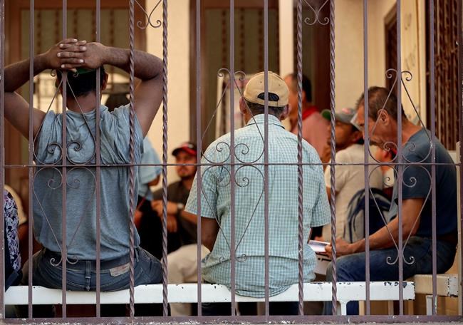 Despite crackdown, immigrants flowing through Arizona border | iNFOnews.ca