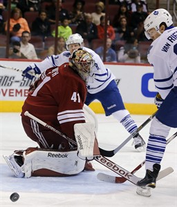 Smith stops 28 shots, Coyotes hold off Maple Leafs 3-2 after nearly blowing early lead | iNFOnews.ca Smith stops 28 shots, Coyotes hold off Maple Leafs 3-2 after nearly blowing early lead | iNFOnews.ca
