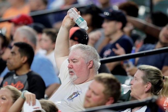 Big league ballparks broil as heat wave grips much of majors | iNFOnews.ca