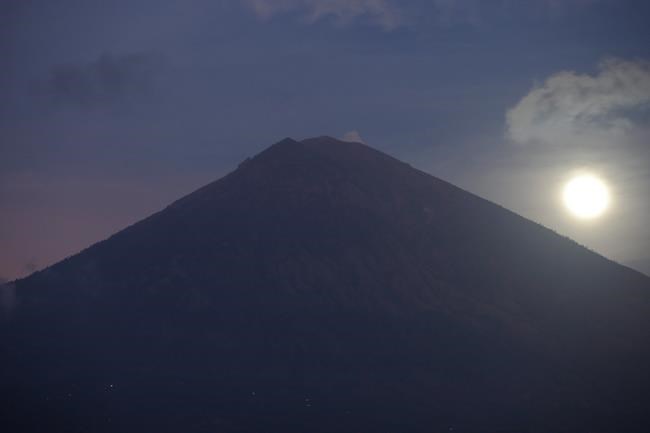 Man films himself atop Bali volcano, angering officials | iNFOnews.ca CP1097427216