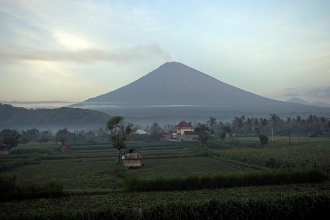 Bali volcano emits wispy plume of steam, flights resume | iNFOnews.ca