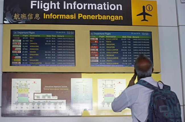 Bali airport closed as Agung volcano gushes column of ash | iNFOnews.ca