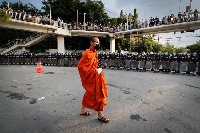 Thai protesters, police clash as MPs mull charter change | iNFOnews.ca