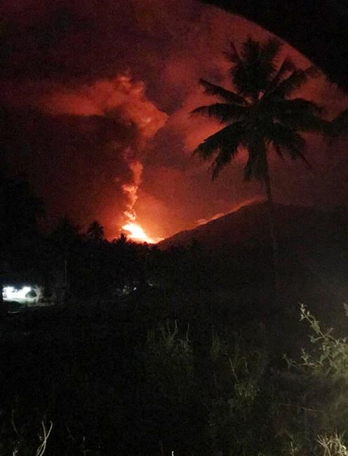 Volcano erupts on same Indonesian island as earlier quake | iNFOnews.ca
