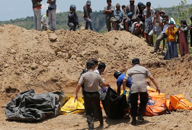 Indonesia drops disinfectant on quake-obliterated villages | iNFOnews.ca Indonesia drops disinfectant on quake-obliterated villages | iNFOnews.ca