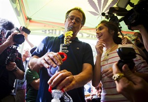 'Prince of Pot' returns to welcome by hundreds gathered in Vancouver | iNFOnews.ca CP29533104
