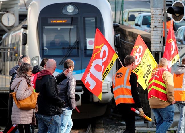 Tensions as yellow vests join French retirement protests | iNFOnews.ca Tensions as yellow vests join French retirement protests | iNFOnews.ca