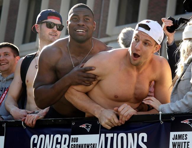 Gronk gets bonked by beer can during Super Bowl parade | iNFOnews.ca