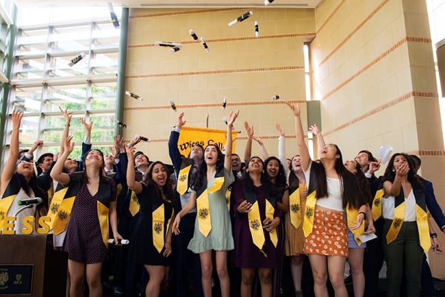 College seniors hurried to squeeze in last school memories | iNFOnews.ca College seniors hurried to squeeze in last school memories | iNFOnews.ca