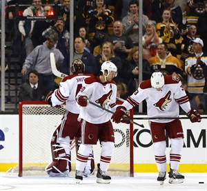 Blackhawks acquire Antoine Vermette from Coyotes for 1st-rounder, Klas Dahlbeck | iNFOnews.ca CP32098981