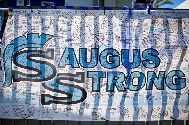 Students retrieve their belongings after California shooting | iNFOnews.ca