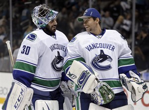Ryan Miller makes 34 saves, gets help from replay review to help Canucks beat Sharks 3-2 | iNFOnews.ca CP30605048