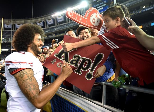 Kaepernick, 49ers teammate kneel during national anthem | iNFOnews.ca