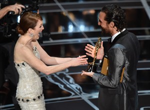 Moore wins best-actress Oscar for 'Still Alice'; calls attention to Alzheimer's disease | iNFOnews.ca CP32012919
