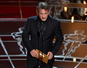 Inarritu's says Sean Penn's immigration remark after 'Birdman' win was joke among friends | iNFOnews.ca CP32014046