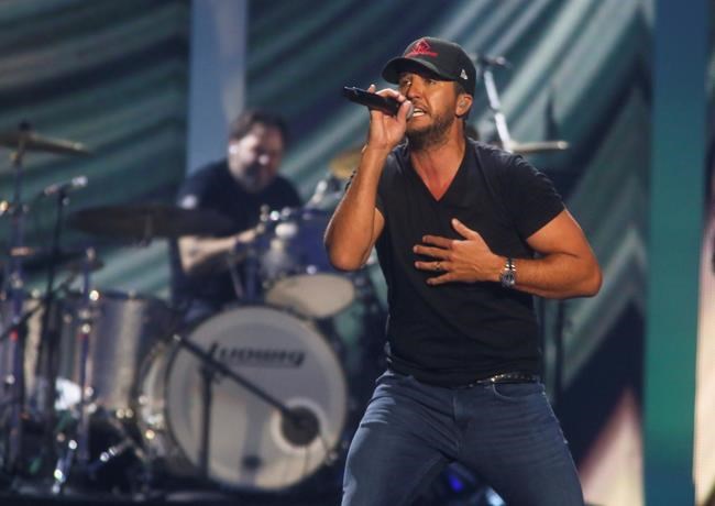 Luke Bryan's free show to mark eatery opening draws 30,000 | iNFOnews.ca