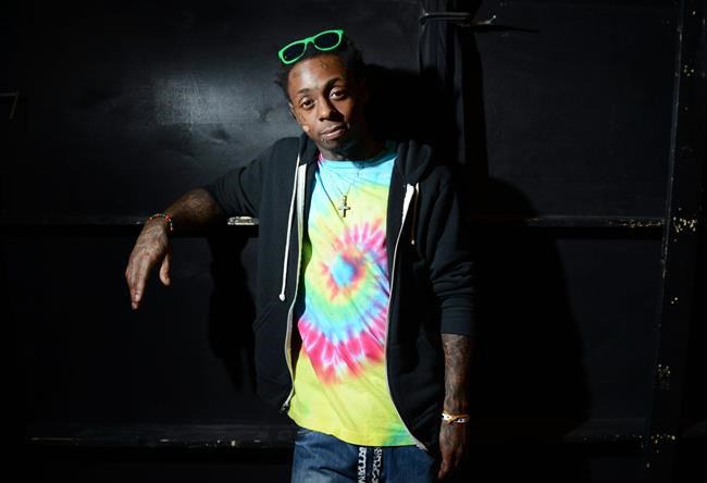 Rapper Lil Wayne hospitalized after 2 seizures on plane | iNFOnews.ca CP1156419597