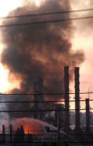 Residents flood San Francisco Bay area hospitals after refinery fire spews thick black smoke | iNFOnews.ca