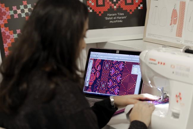 Iconic Palestinian robe fashions a new political symbol | iNFOnews.ca Iconic Palestinian robe fashions a new political symbol | iNFOnews.ca