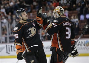 Ducks beat Flames at home for 19th straight time, spoil Hiller's homecoming with 3-2 win | iNFOnews.ca CP30865820