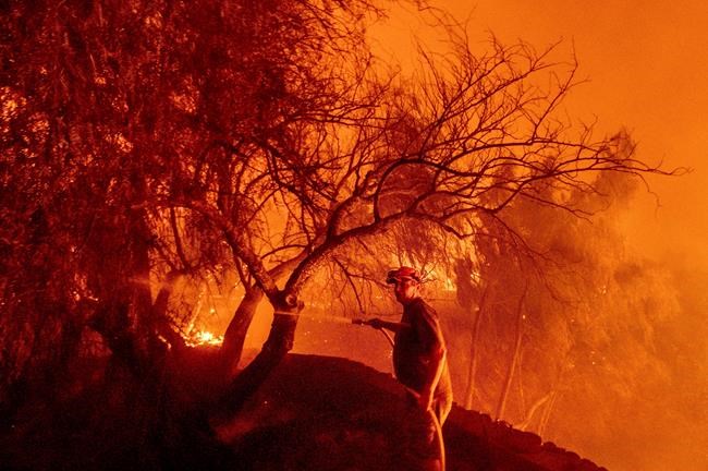 Wind fans wildfire in California canyons, residents flee | iNFOnews.ca
