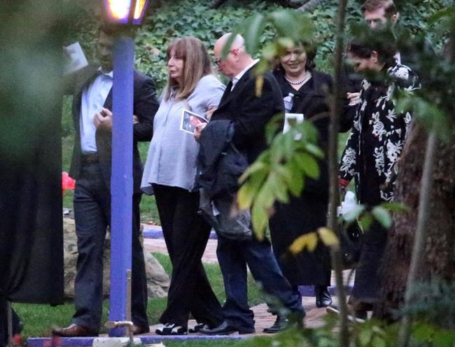 Reynolds, Fisher laid to rest at Hollywood Hills cemetery | iNFOnews.ca