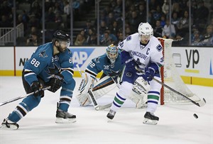 Jannik Hansen's goal out of penalty box helps Canucks snap road skid with 3-1 win over Sharks | iNFOnews.ca CP31299560