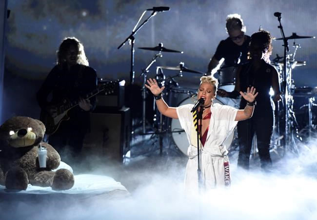 VMA artists, speakers call for equality, suicide prevention | iNFOnews.ca