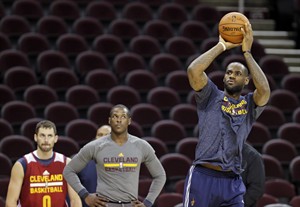 LeBron James huddles Cleveland in stirring new Nike commercial set to debut during opener | iNFOnews.ca CP30495398