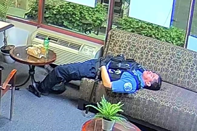 Chicago investigating officers 'lounging' during unrest | iNFOnews.ca Chicago investigating officers 'lounging' during unrest | iNFOnews.ca
