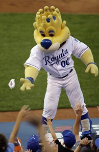 Missouri Supreme Court: Fan hit in eye by hot dog from Royals mascot can have new trial | iNFOnews.ca