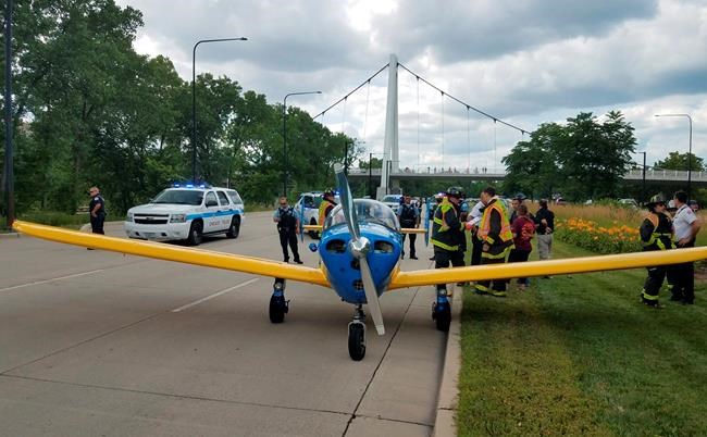 Small plane lands on Chicago's busy Lake Shore Drive | iNFOnews.ca