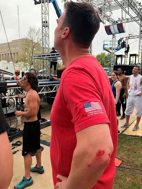 Oklahoma governor tries 'American Ninja Warrior' course | iNFOnews.ca