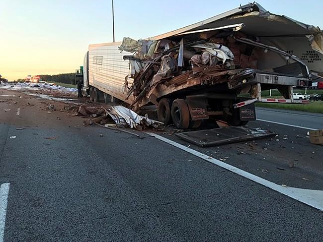 Crash spills cocoa powder, batteries on freeway in Indiana | iNFOnews.ca