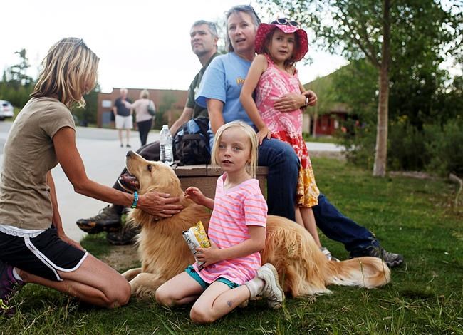 Fire forces hundreds of evacuations near Colorado ski resort | iNFOnews.ca