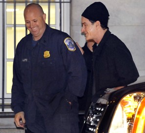 DC policeman sues over demotion that followed Charlie Sheen's high-speed police escort | iNFOnews.ca CP19712888
