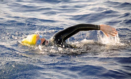 Cuba-to-Fla. swimmer Diana Nyad pushes through after storm, jellyfish stings | iNFOnews.ca CP19845618