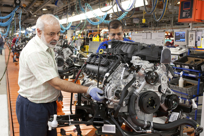 CAW ready to accept lower starting wage for new employees of auto makers: report | iNFOnews.ca CP20105046