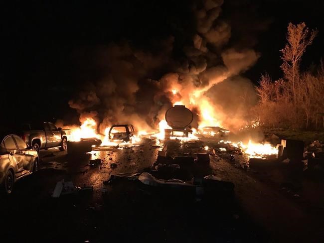 3 dead in fiery highway pileup that sent drivers running for their lives | iNFOnews.ca CP1117947435